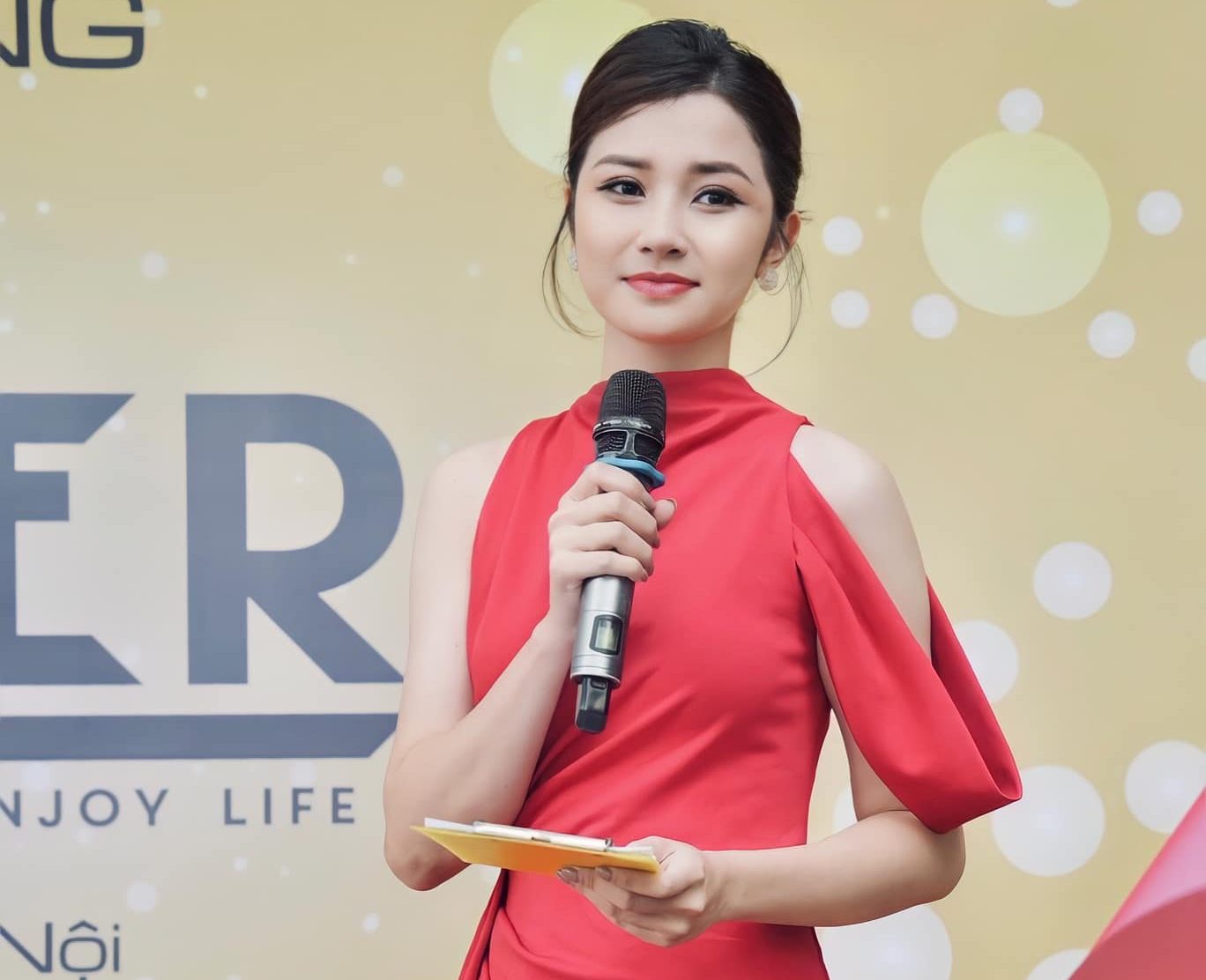 MC Hương Giang